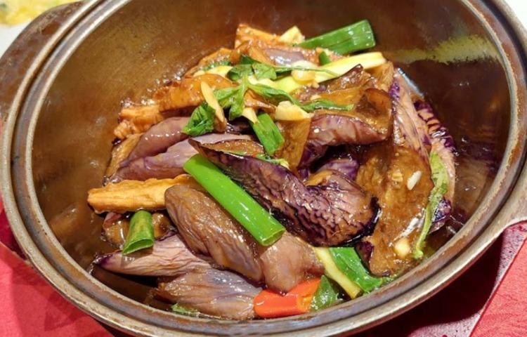 塔香茄腸煲